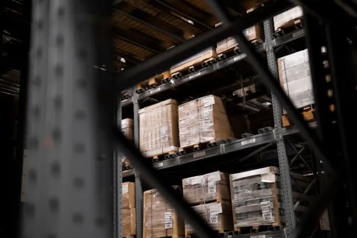 Key-Differences-Between-Warehousing-and-distribution