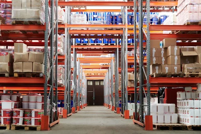 difference between warehousing and storage