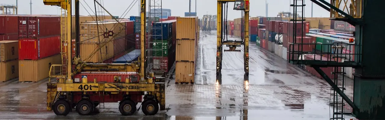 Lugar en el que se encuentran varios contenedores y maquinaria para la logística del bodegaje