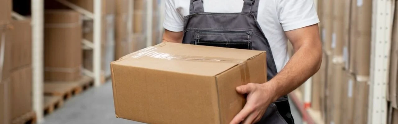 hombre sosteniendo una caja qué es picking